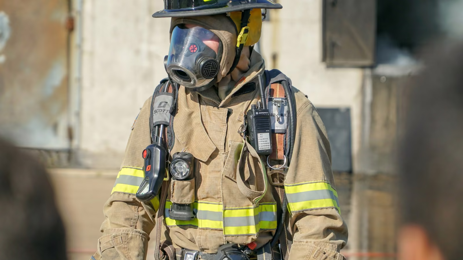 Bombero con máscara y equipo de respiración autónoma