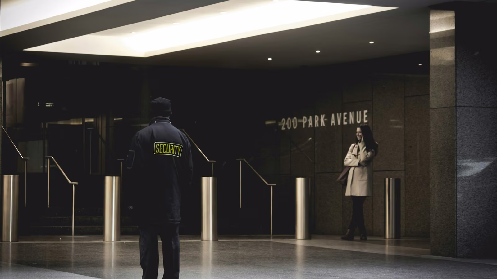 Guardia de seguridad en el vestíbulo de un edificio corporativo