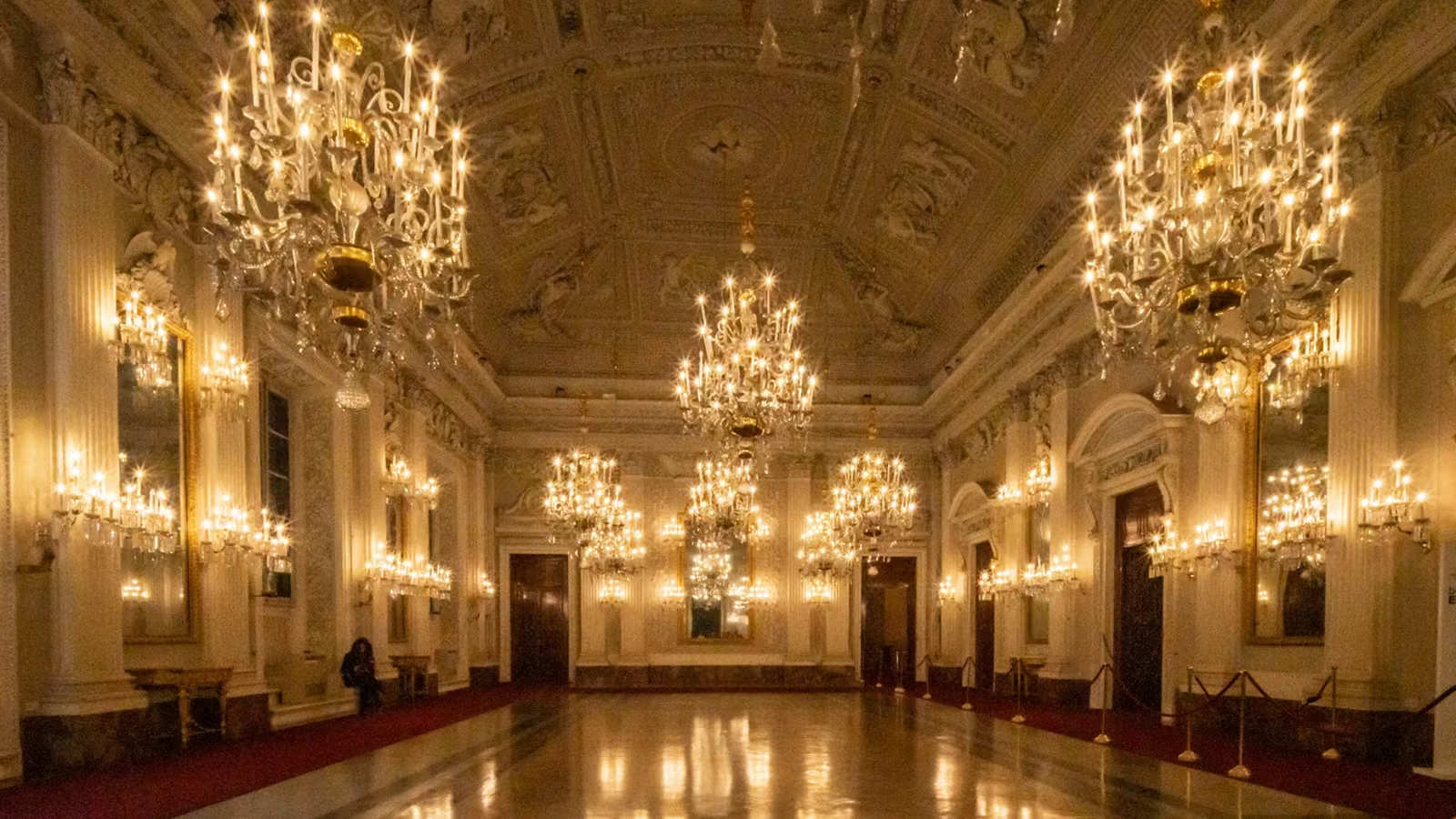 Salón de baile de hotel con candiles y piso pulido