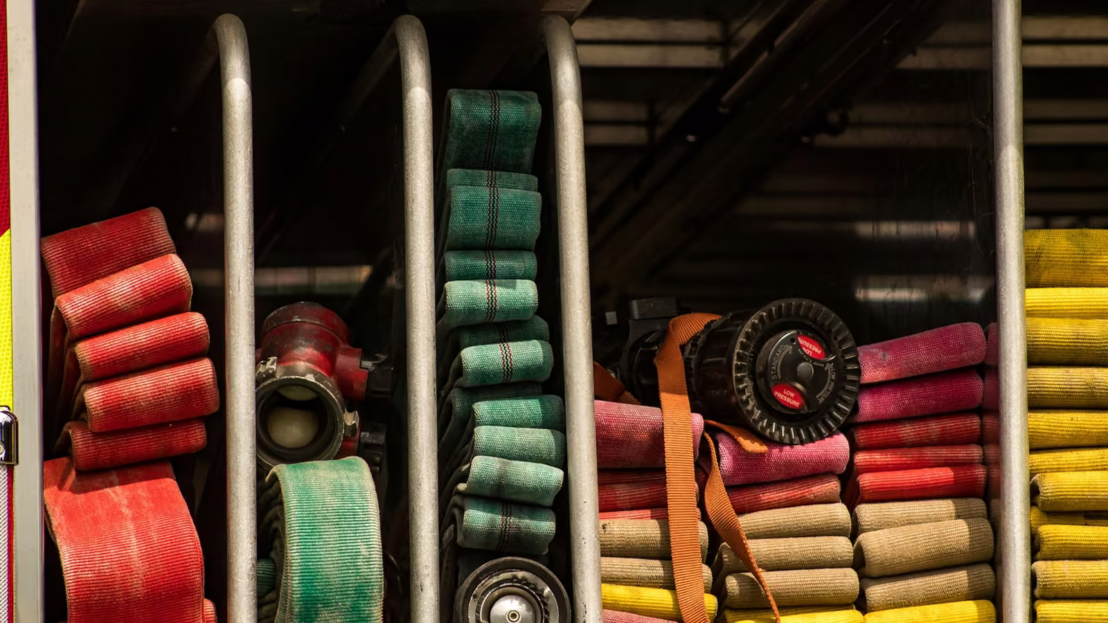 Mangueras contra incendio enrolladas de distintos colores