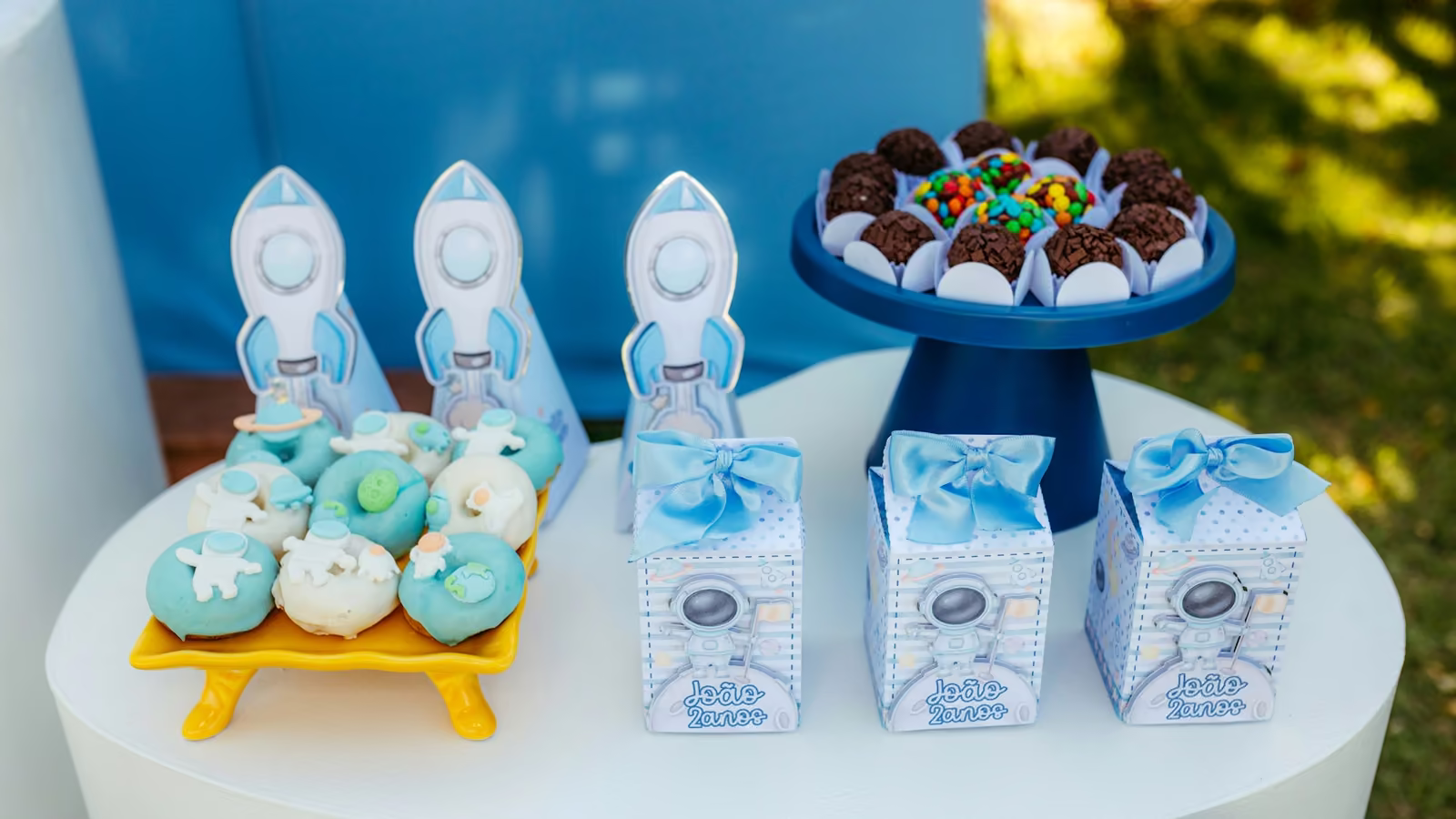 Mesa de postres decorada para una fiesta temática