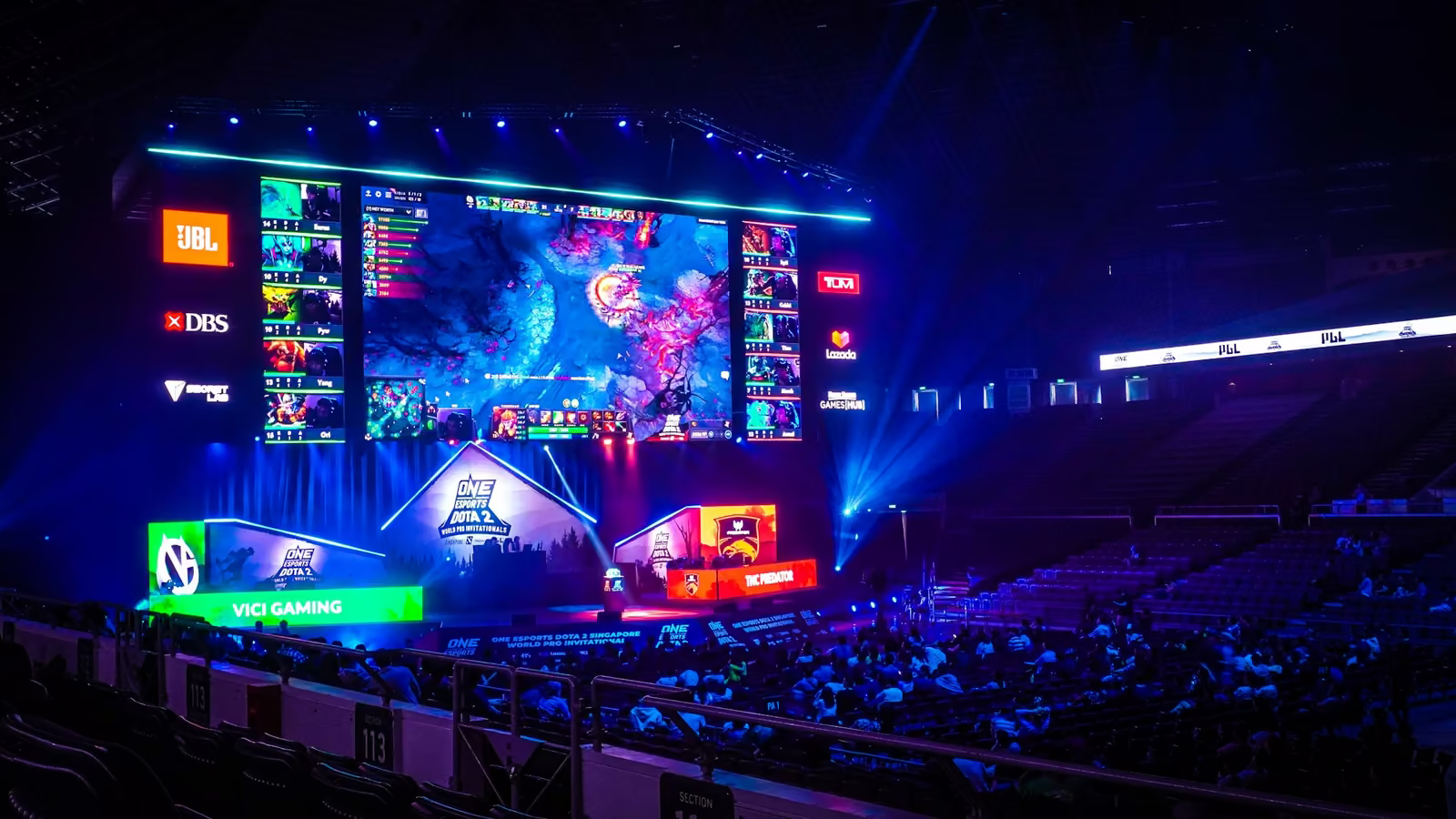 Pantalla LED gigante sobre un escenario frente al público