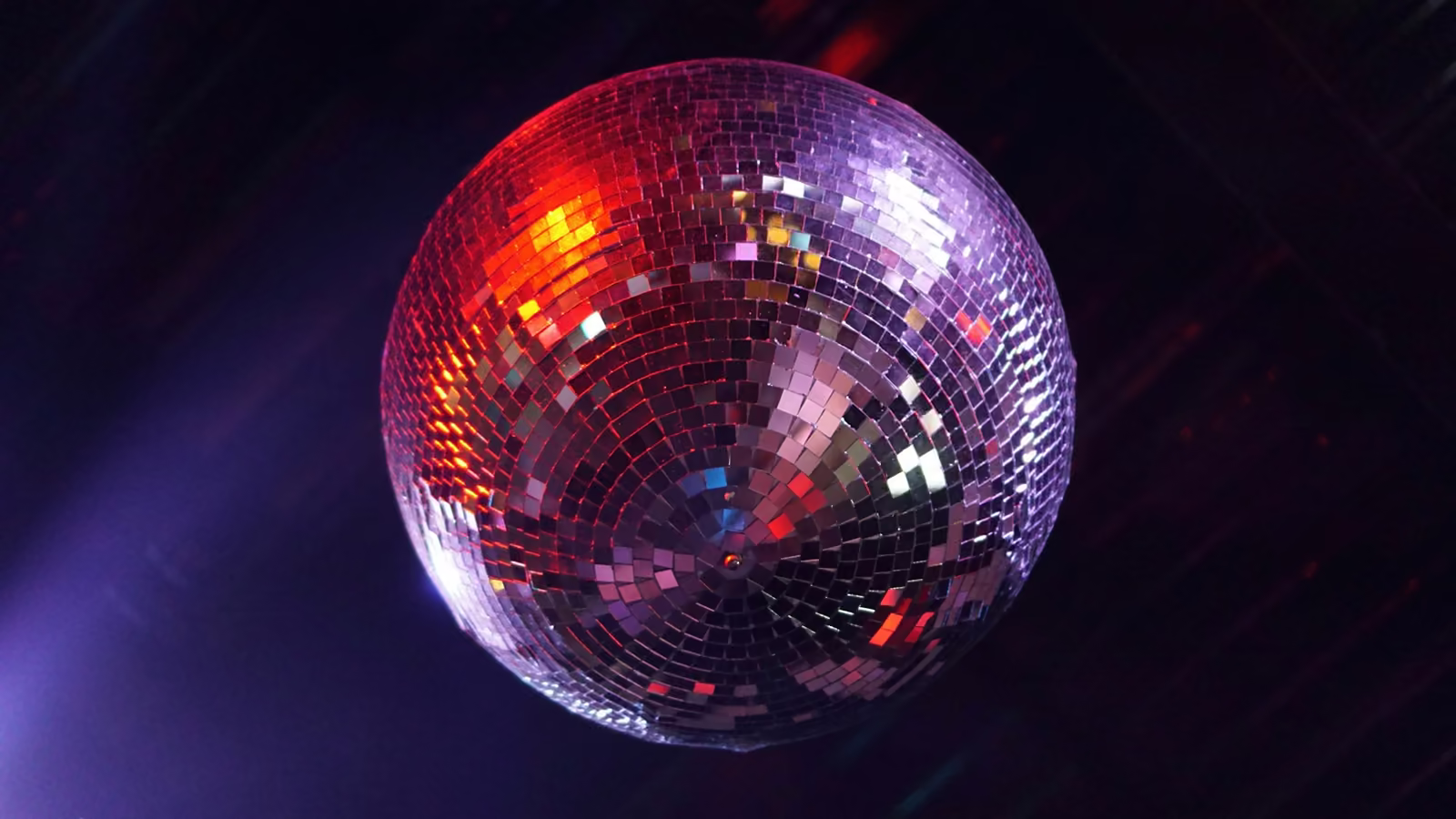 Bola disco de espejos colgada con reflejos de luz de colores