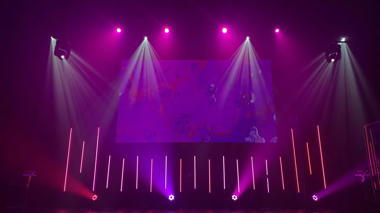 Escenario con iluminación robótica y haces de luz de colores