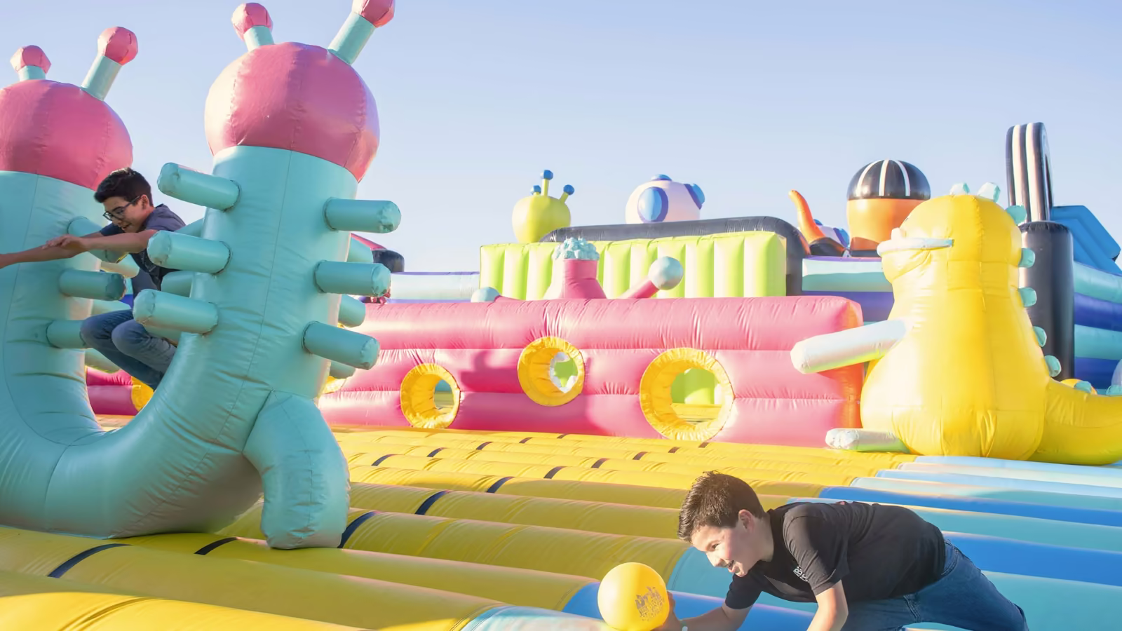 Inflable de colores con figuras para fiesta infantil