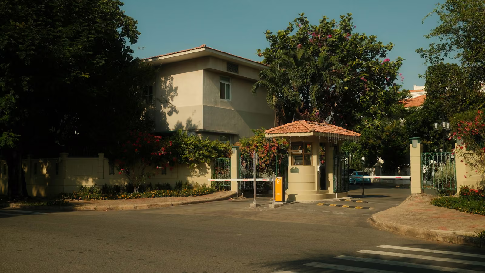 Caseta de vigilancia a la entrada de un conjunto residencial con pluma de acceso