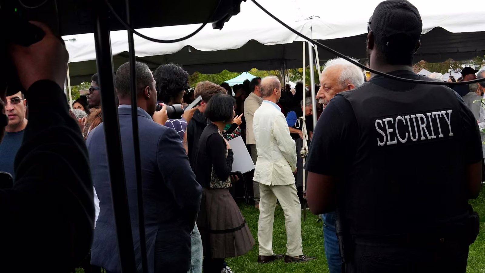 Elemento de seguridad vigilando a los asistentes de un evento al aire libre