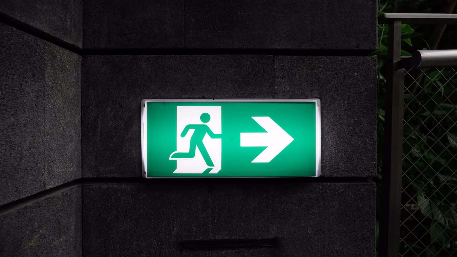 Señal luminosa de salida de emergencia en color verde