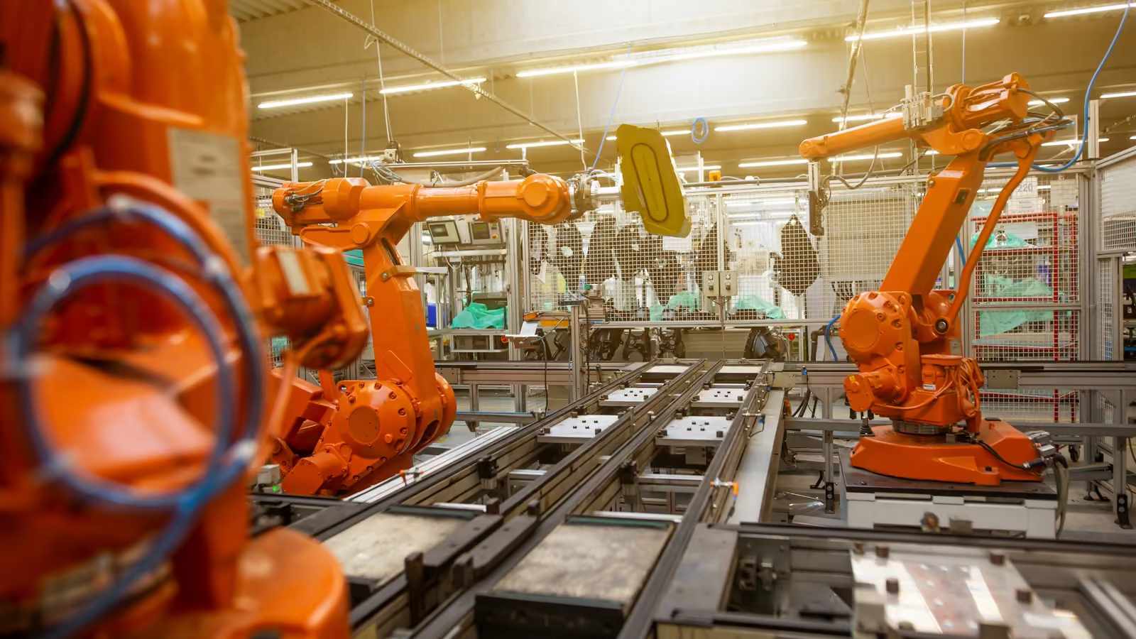 Brazos robóticos en una línea de producción industrial