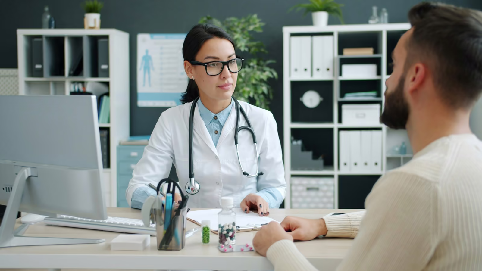 Médica atendiendo a un paciente en un consultorio