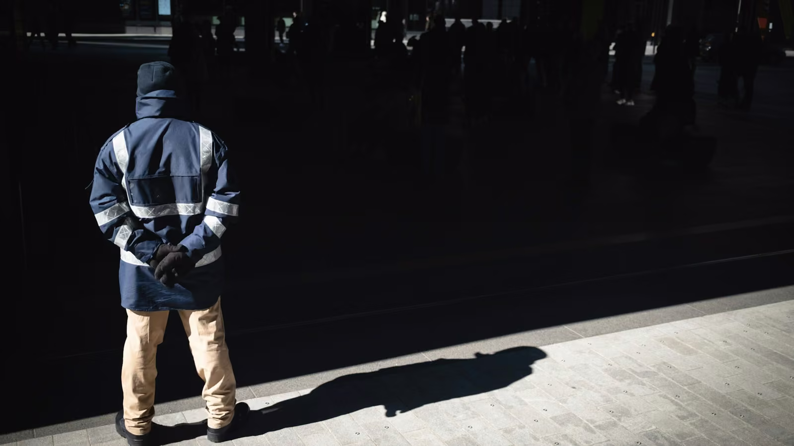 Guardia de seguridad con chaleco reflejante de pie en la calle